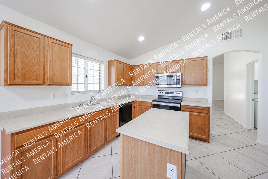 Building Photo - 13182 W Cypress St