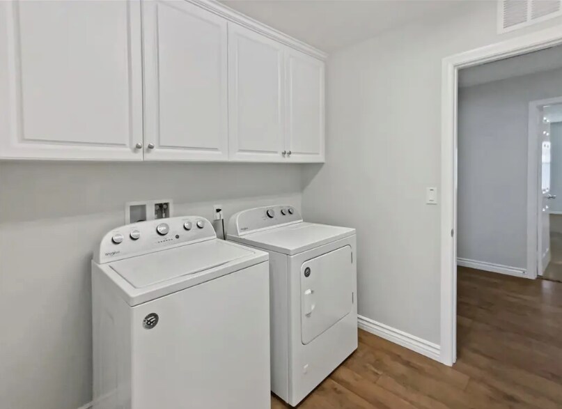 Building Photo - 31846 Victoria Pl