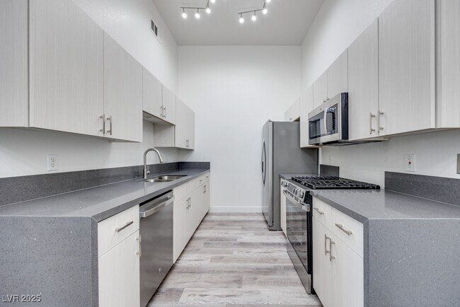 Building Photo - 2305 W Horizon Ridge Pkwy