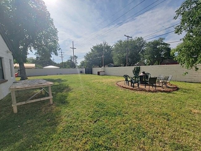 Building Photo - Spacious 4 Bedroom 3 Bath Home