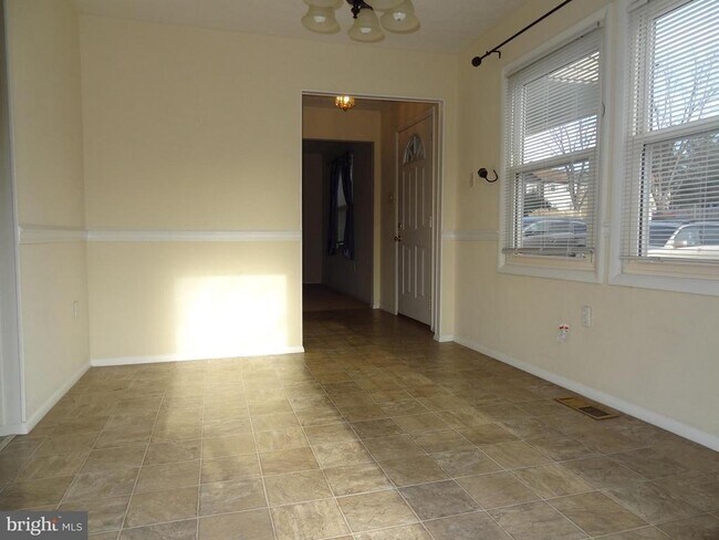 Building Photo - 2074 Lake Grove Ln