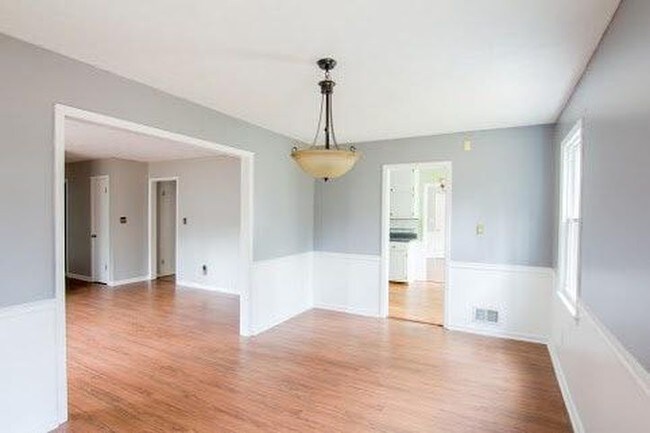 Building Photo - 205 Pinetree Dr
