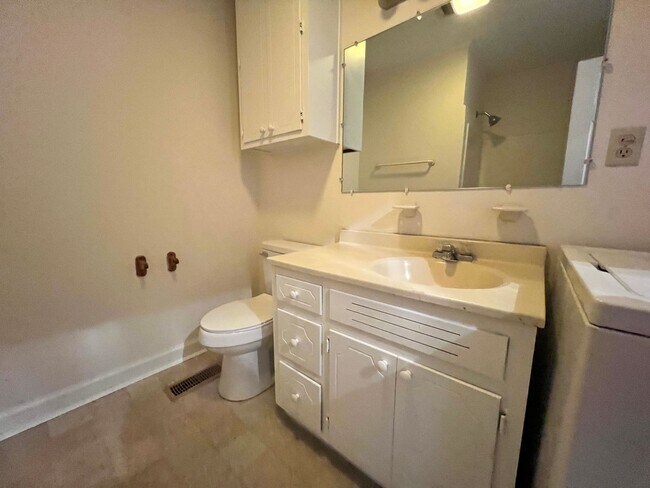 Building Photo - 3 bedroom home located off Neuse Blvd