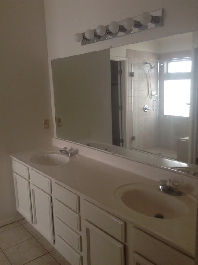 Building Photo - 12061 Meadow Gate Dr