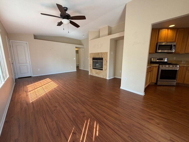 Building Photo - Gorgeous 2 bedroom townhouse Ready for immedate move-in!