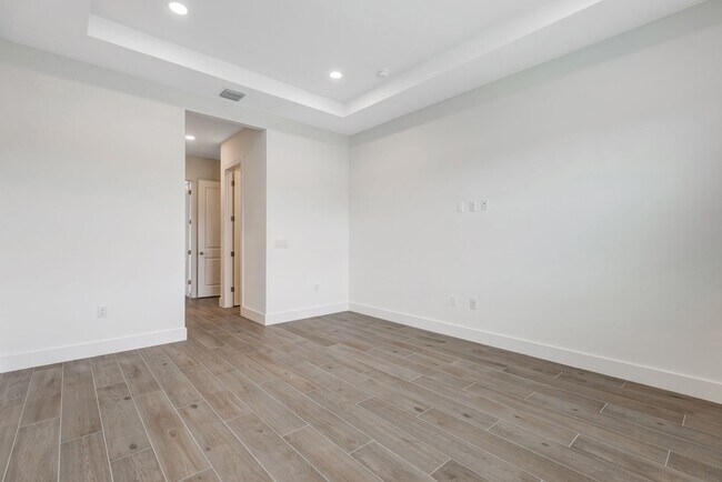 Building Photo - ** SEVEN SHORES ** 3+DEN / 2.5 BATH - BRAND NEW HOME! - LUXURY AMENTITES - PET OK - ANNUAL RENTAL