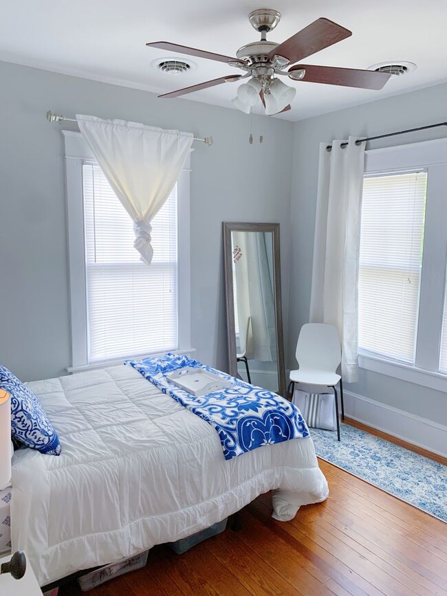 Building Photo - Beautiful 2 Bedroom home one block from ECU!