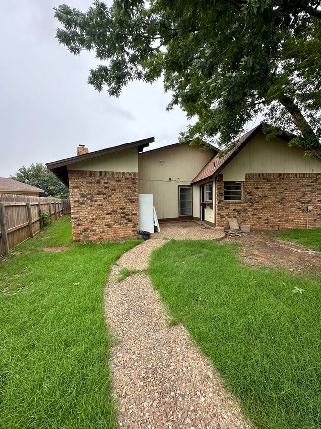 Building Photo - A Large 2 Bed with Sauna and walk in Jacuzzi! Large Rec Room!
