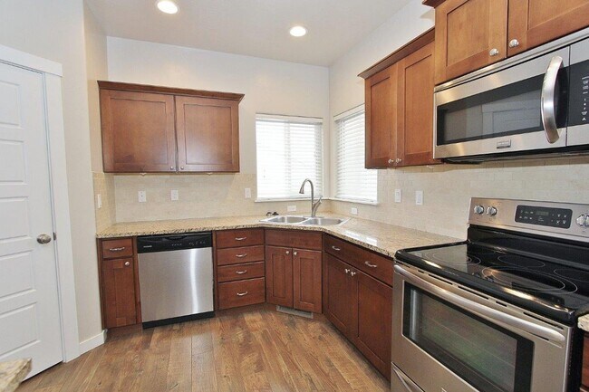 Building Photo - Spacious Home in Quiet Neighborhood