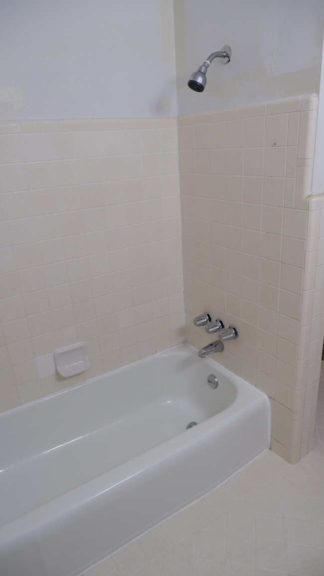 Front bath - 7143 Triola Ln