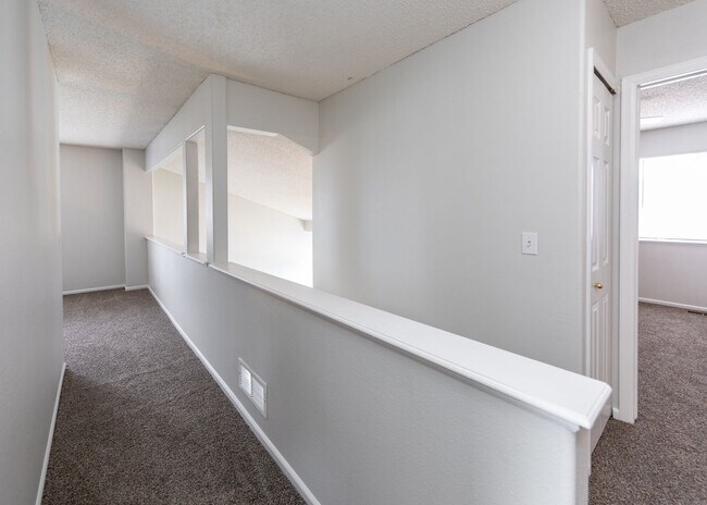 Building Photo - Newly Updated 4 Bed Home Centrally Located