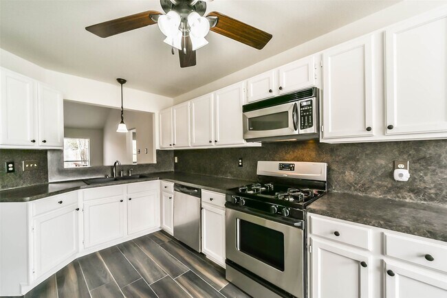Building Photo - 2511 Pine Cone Dr