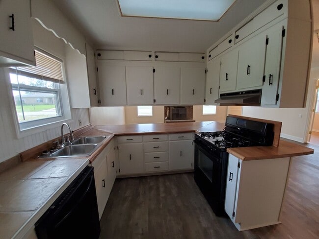 Building Photo - For Lease - Spacious 3 BR|1 BA Home, 10 Mi...