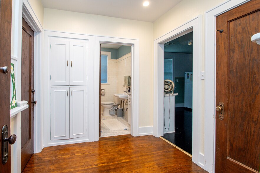 Building Photo - 1411 W Barker Ave