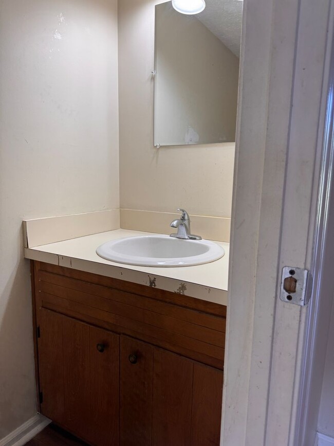 Building Photo - 3 Bedroom || 2.5 Bathroom Townhouse