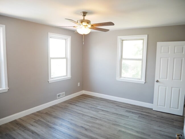 Building Photo - Spacious 4 Bedroom End Unit- Colgate