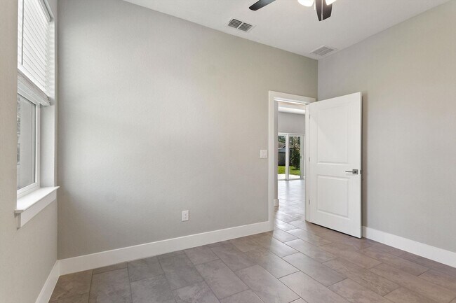 Building Photo - Deposit-Free! Get $1,000 OFF your first mo...