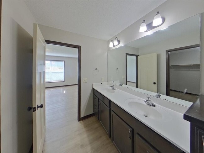 Building Photo - 1074 Landings Ln