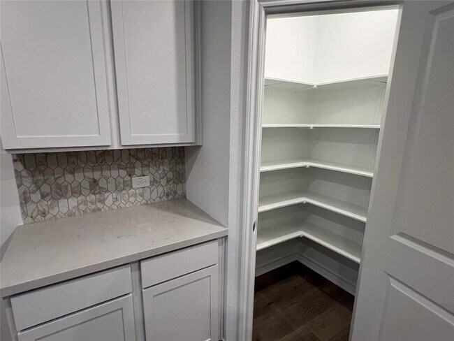 Building Photo - 497 Papaya Dr