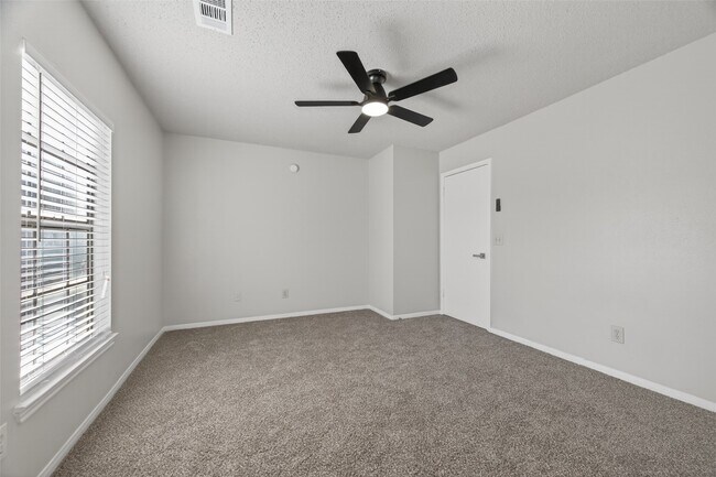 Building Photo - 21215 Park Bluff Dr