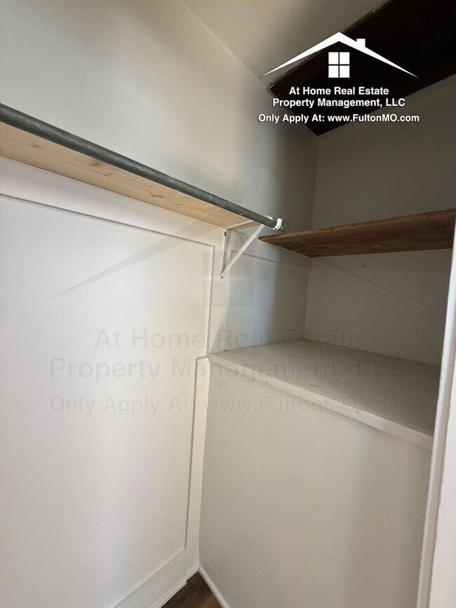 Building Photo - 210 W 6th St