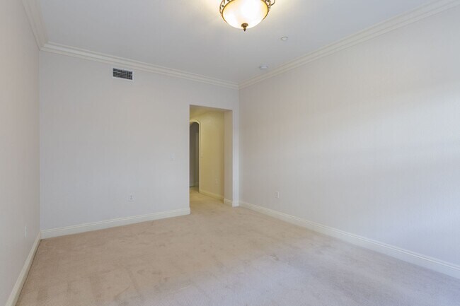 Building Photo - Expansive Marina District 2 Bedroom at Cit...