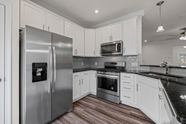 Building Photo - "3-Bed Townhouse Retreat on Elders Story R...