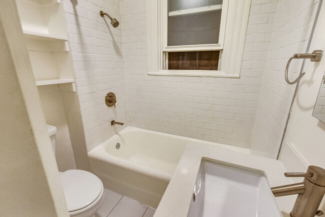 Interior Photo - 605 Jones