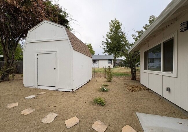 Building Photo - Beautiful 2-bedroom 1 bathroom in Roseville!