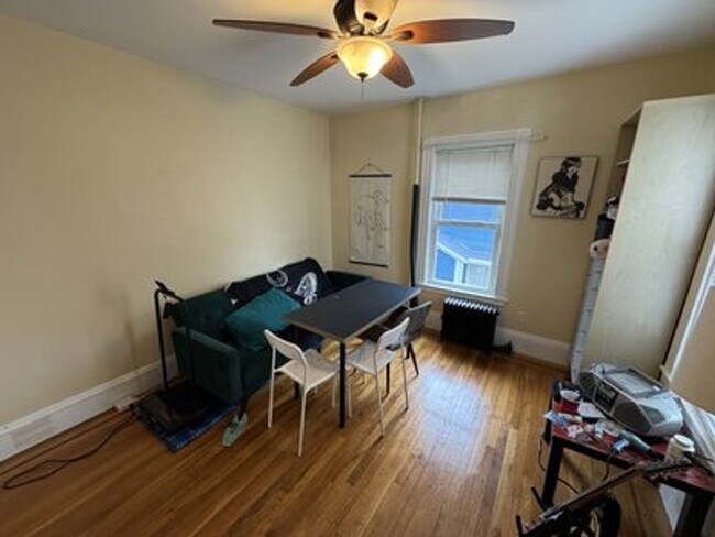Building Photo - No Brokers Fee, No Last Month Rent, In Unit Washer and Dryer, Recently Renovated Unit.