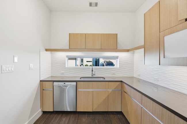 Building Photo - 5519 Paraiso Pl