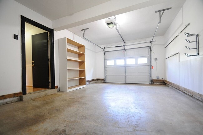 Building Photo - Classic 4 Bed 3.5 Single Family Home Sitti...