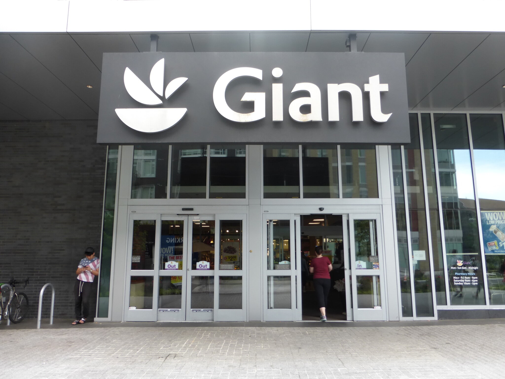 Giant 2 blocks - 1528 Marion St NW