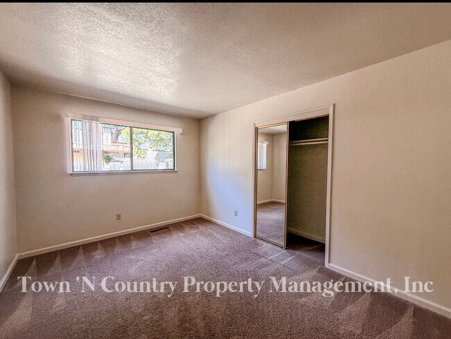 Building Photo - 26142 Carmel Knolls Dr