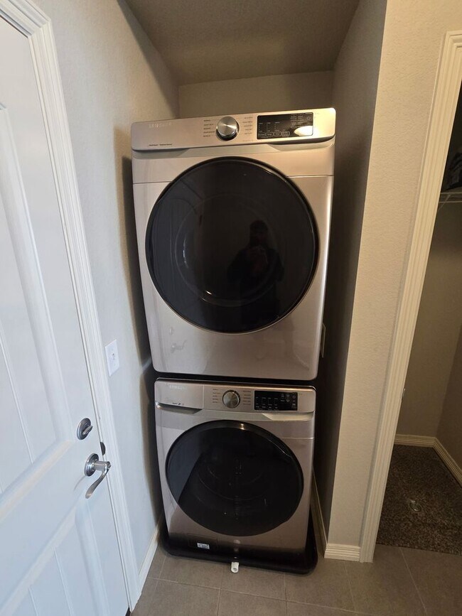 Building Photo - 3B/3B Townhome NOW AVAILABLE in Windsor! Great Location!