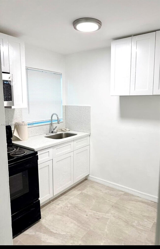 Building Photo - 6201 SW 37 Ct