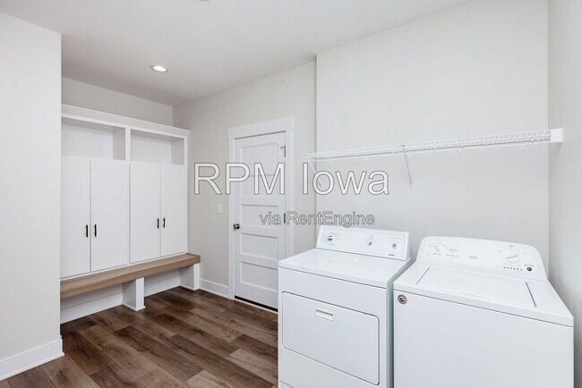 Building Photo - 5901 NE Sherman Dr