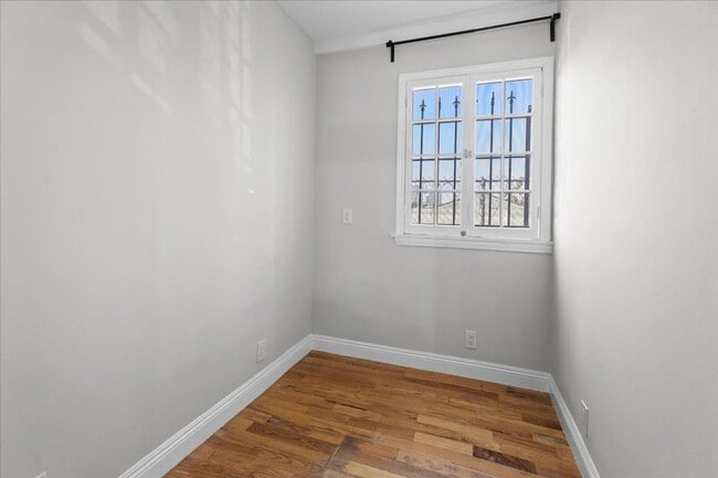 Building Photo - Stylish One Bedroom Unit With Spare Room