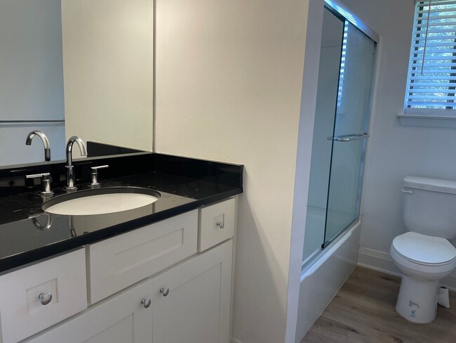 Building Photo - 2-Bedroom Duplex with full basement, 1-Car...
