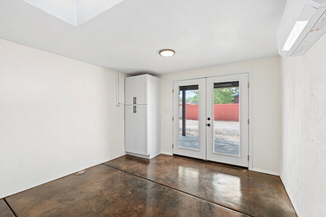 Building Photo - 1320 E Hampton St