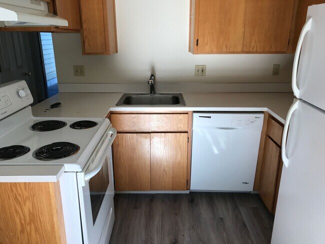Building Photo - 3 bedroom 2 bath Thurston Hills town house