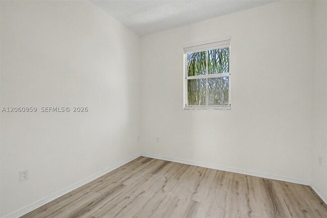 Building Photo - 975 NE 42nd Ave