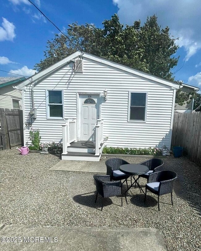 Primary Photo - 1239 Oakwood Rd