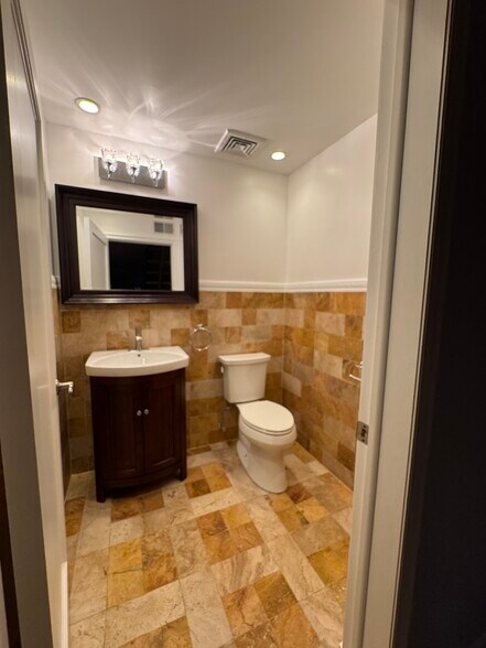 Powder room - 315-1 Park Ave