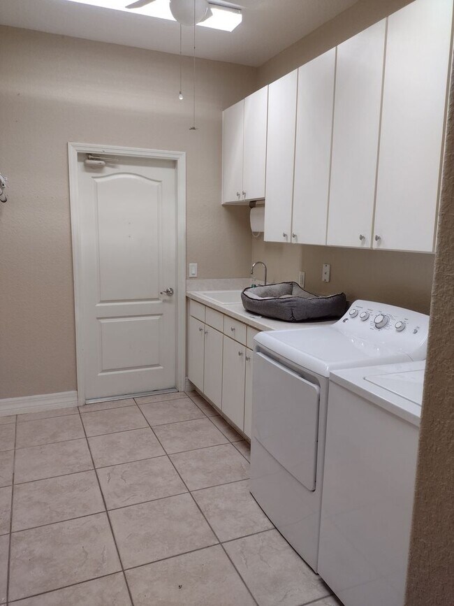 Building Photo - 592 Dowling Cir
