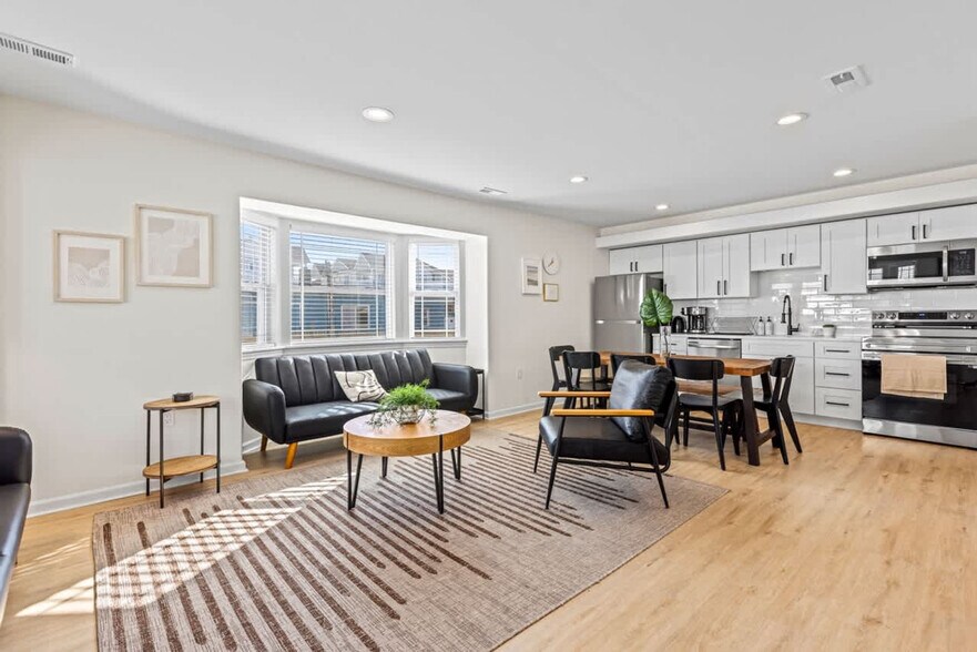 Building Photo - 142 E Youngs Ave