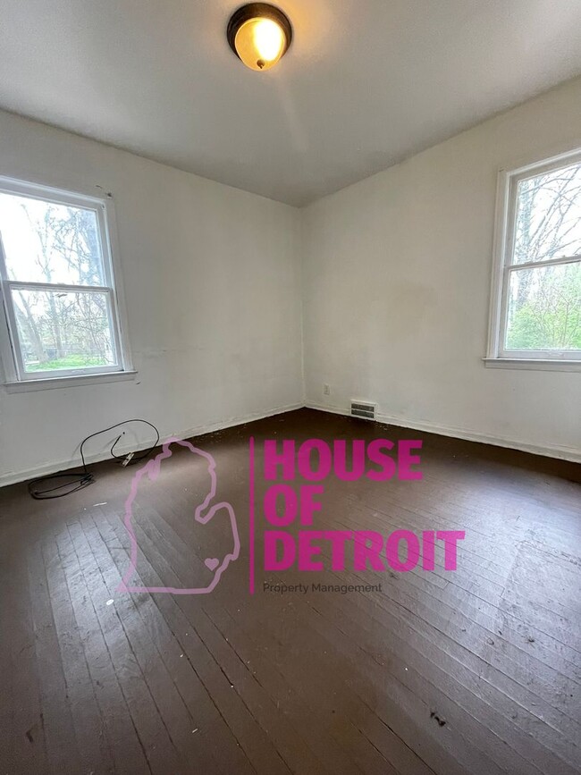 Building Photo - 3 BEDROOM 1 BATH BUNGALOW FREE PRE-SCREEN