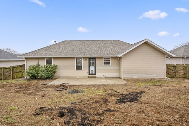 Building Photo - Undated 3 Bedroom, 2 Bathroom Home in Nixa!