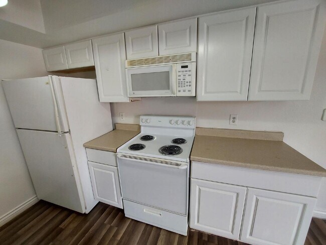 Building Photo - Upstairs 2BD/1.5BA Condo with Washer/Dryer...