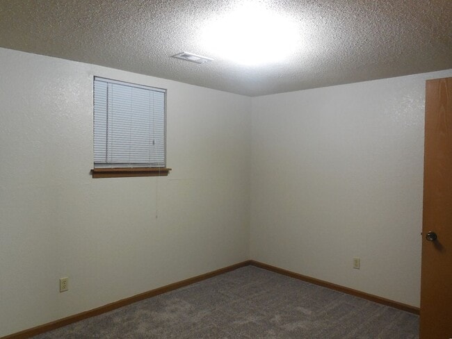 Building Photo - One Bedroom Condo with Fireplace and Stack...